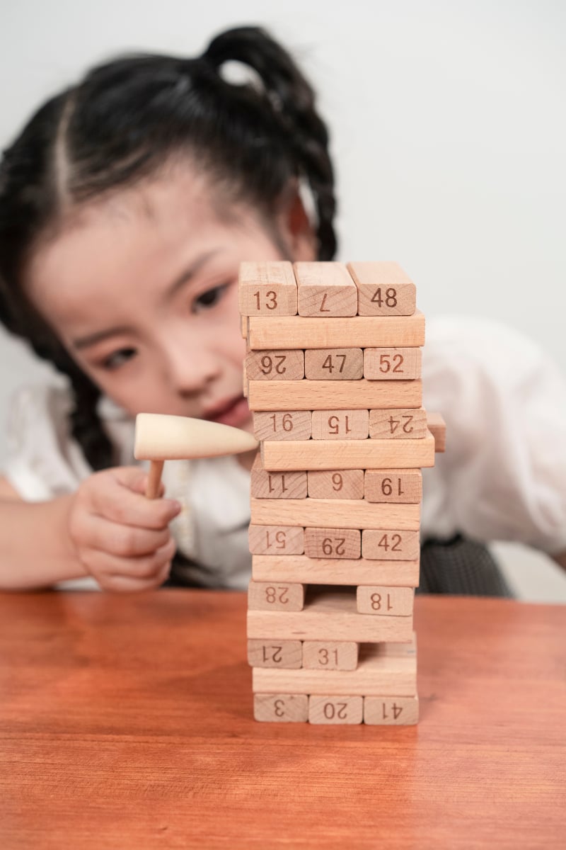 人物系列小女孩在玩积木玩具