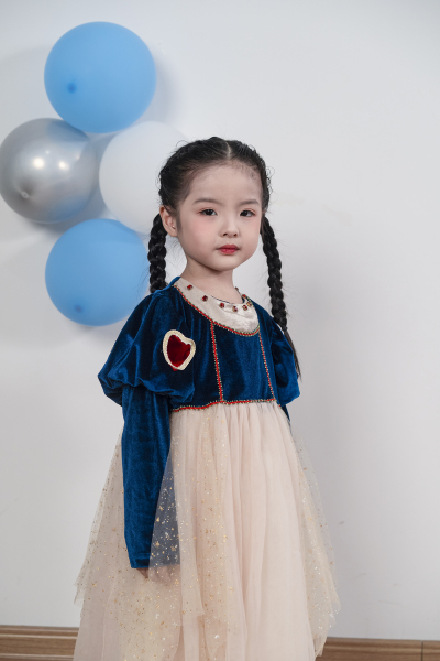 服饰系列穿着撞色绣花星星连衣裙的小女孩