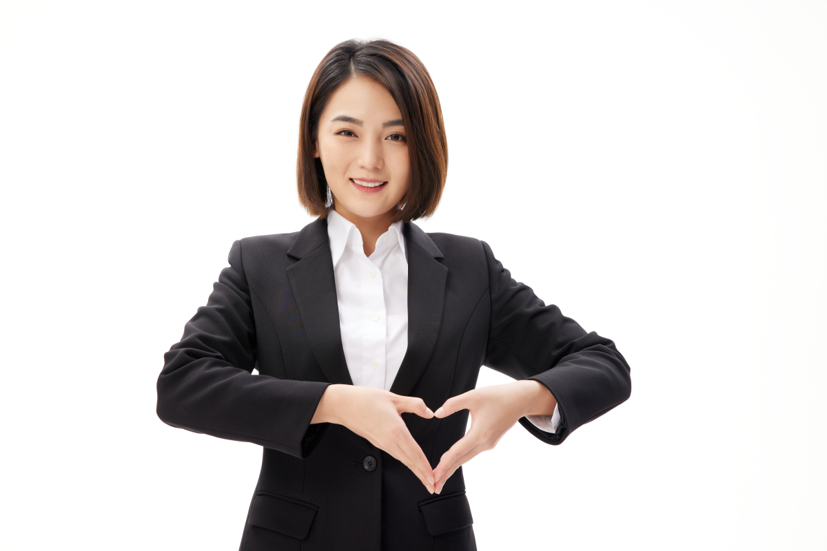 人物系列双手做比心手势的职业女性