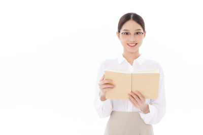 人物系列实景双手拿着书本的年轻女性