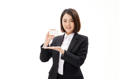 人物系列职业女性拿着名片向别人展示