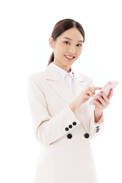 人物系列实景玩手机的职业女性