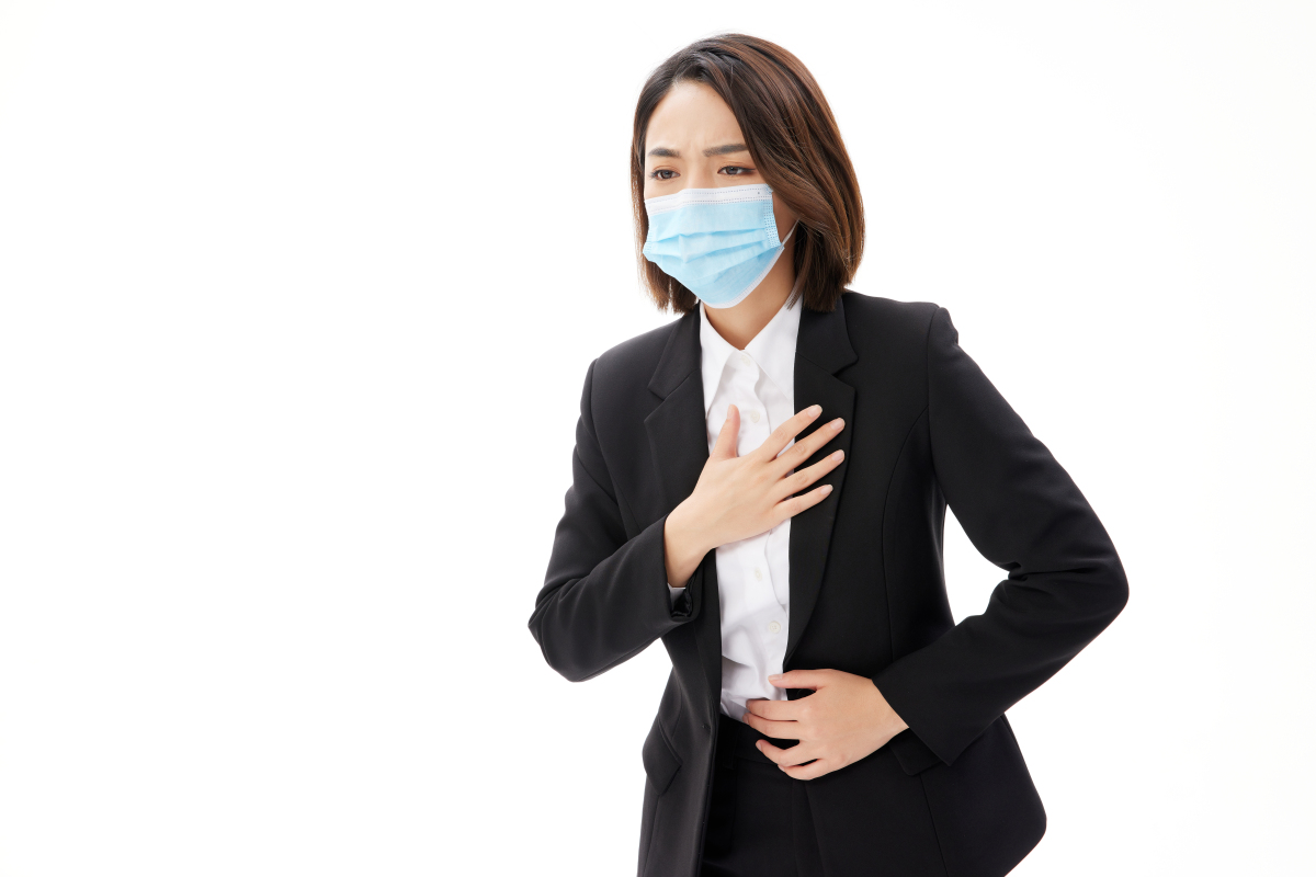人物系列带着口罩捂着胸口的职业女性