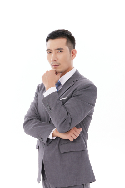 人物系列实景单手撑下巴思考的职业男性