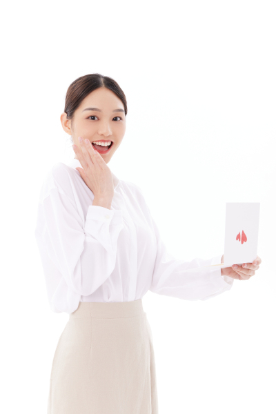 人物系列实景收到爱心信很惊喜的年轻女性