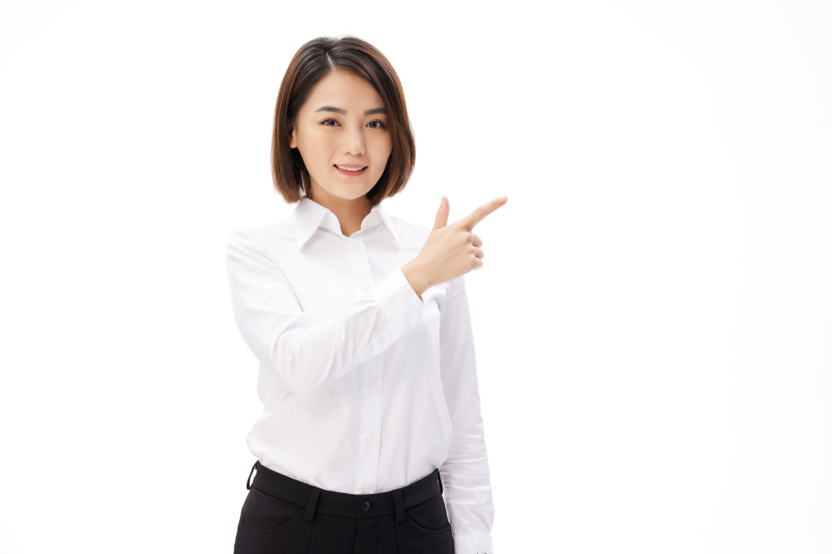 人物系列做手枪手势的年轻女性