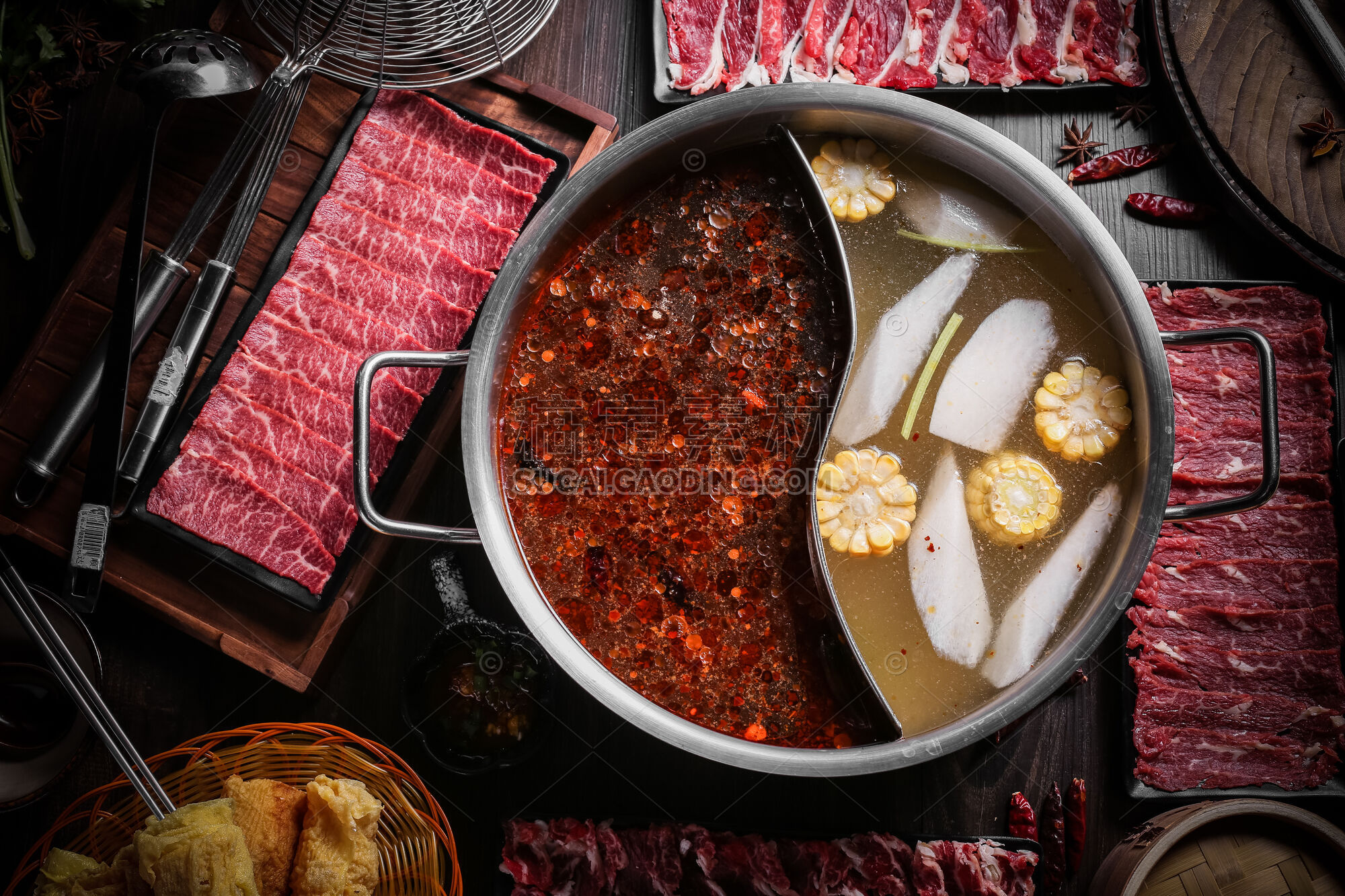 中国美食火锅鸳鸯锅汤底