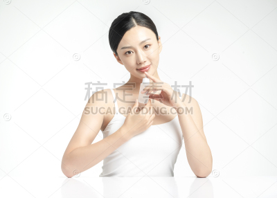 美妆系列写实穿着白色吊带展示护肤品的美妆模特