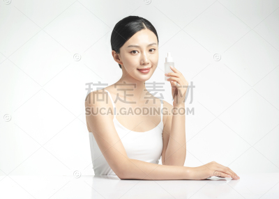 美妆系列写实穿着白色吊带展示护肤品的美妆模特