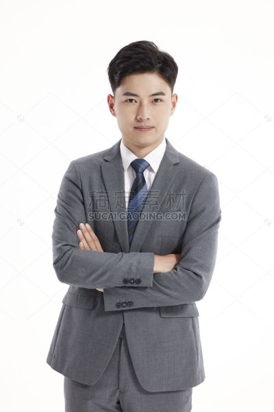 人物系列写实年轻男性穿着西装双手抱胸的白底半身照