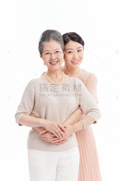 人物系列写实女儿从背后抱住妈妈的腰