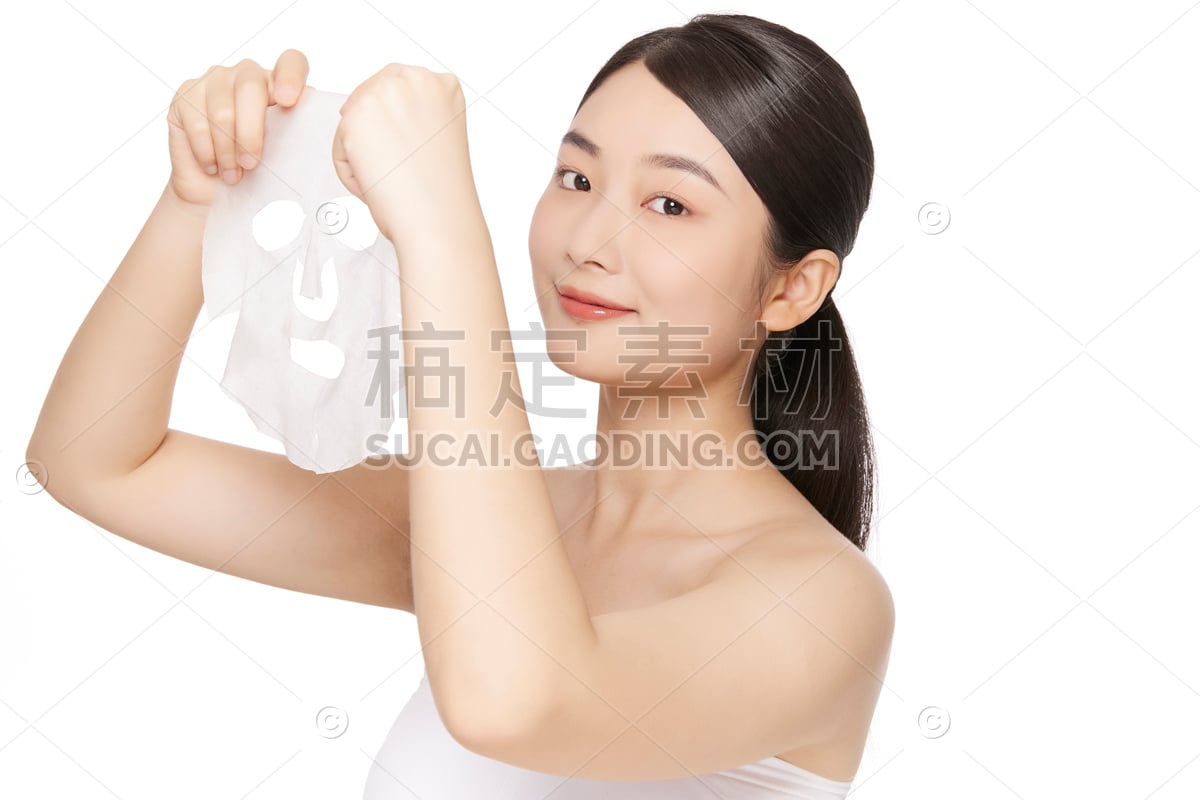 美妆系列写实美妆模特拿着面膜