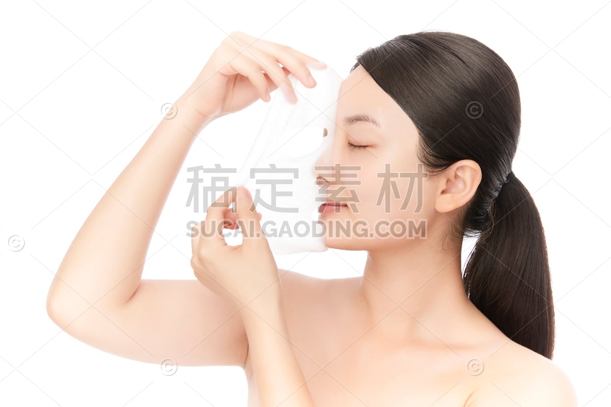 美妆系列写实敷完面膜揭下面膜的美妆模特