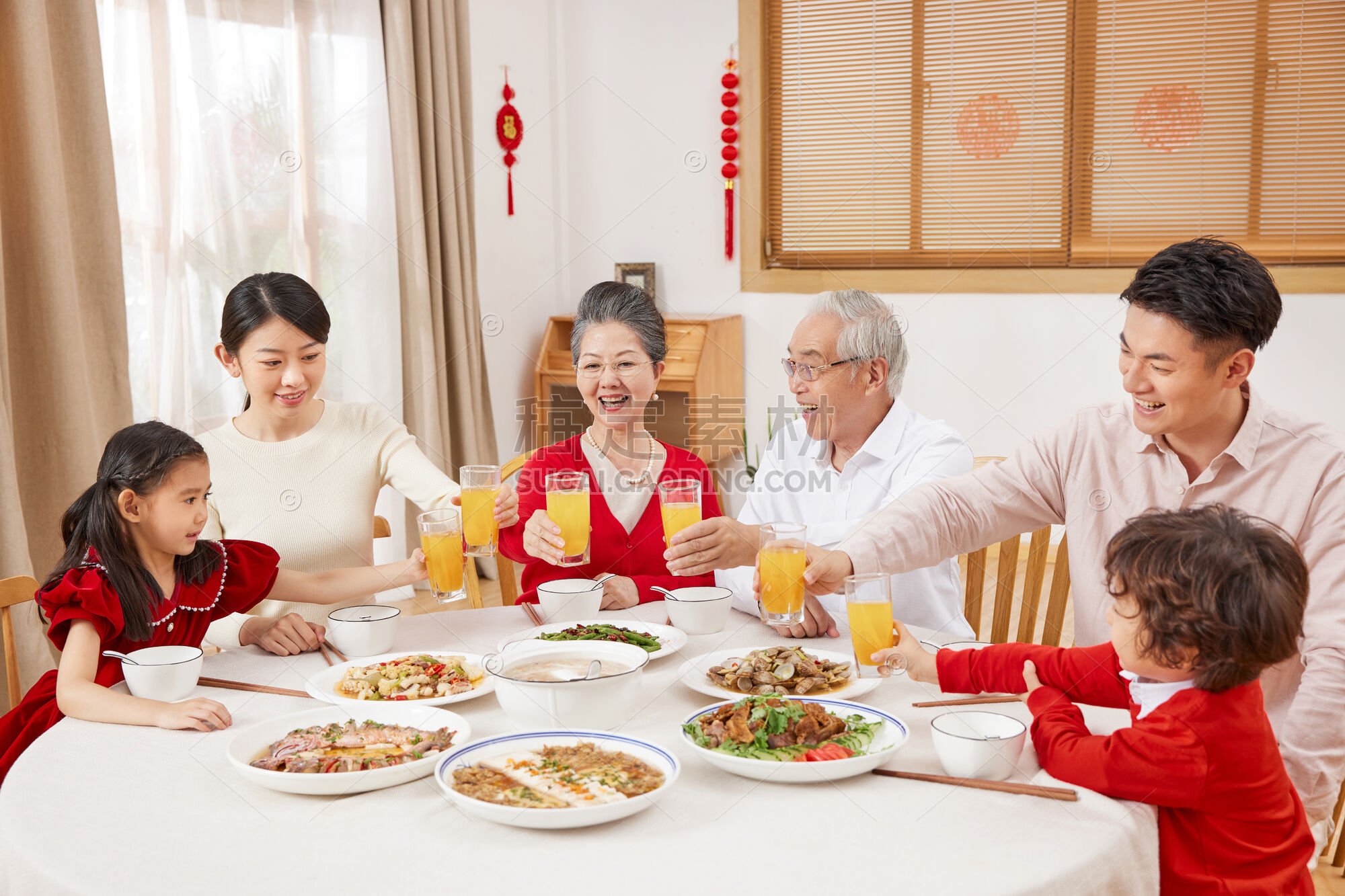 人物系列写实春节团聚一家人吃饭