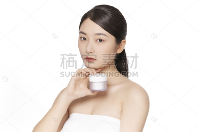 美妆系列写实拿着面霜摆拍的美妆模特