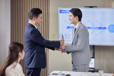 人物系列写实会议室内讨论方案