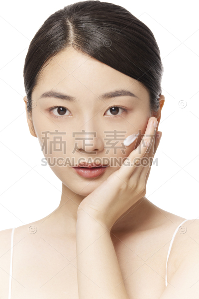 美妆系列写实试用美容产品的年轻女性