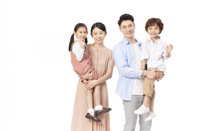 人物系列写实父母抱着小孩