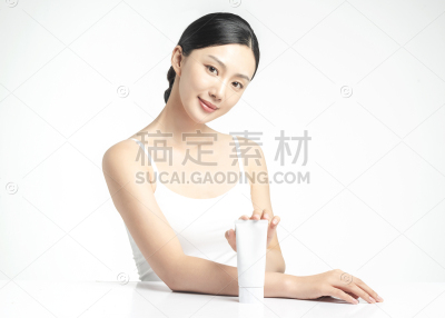 美妆系列写实穿着白色吊带展示护肤品的美妆模特