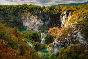 克罗地亚普利特维采湖群国家公园的瀑布倾泻而下时的景色