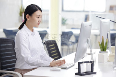 人物系列写实坐在办公室的电脑前为客户解答的女性客服