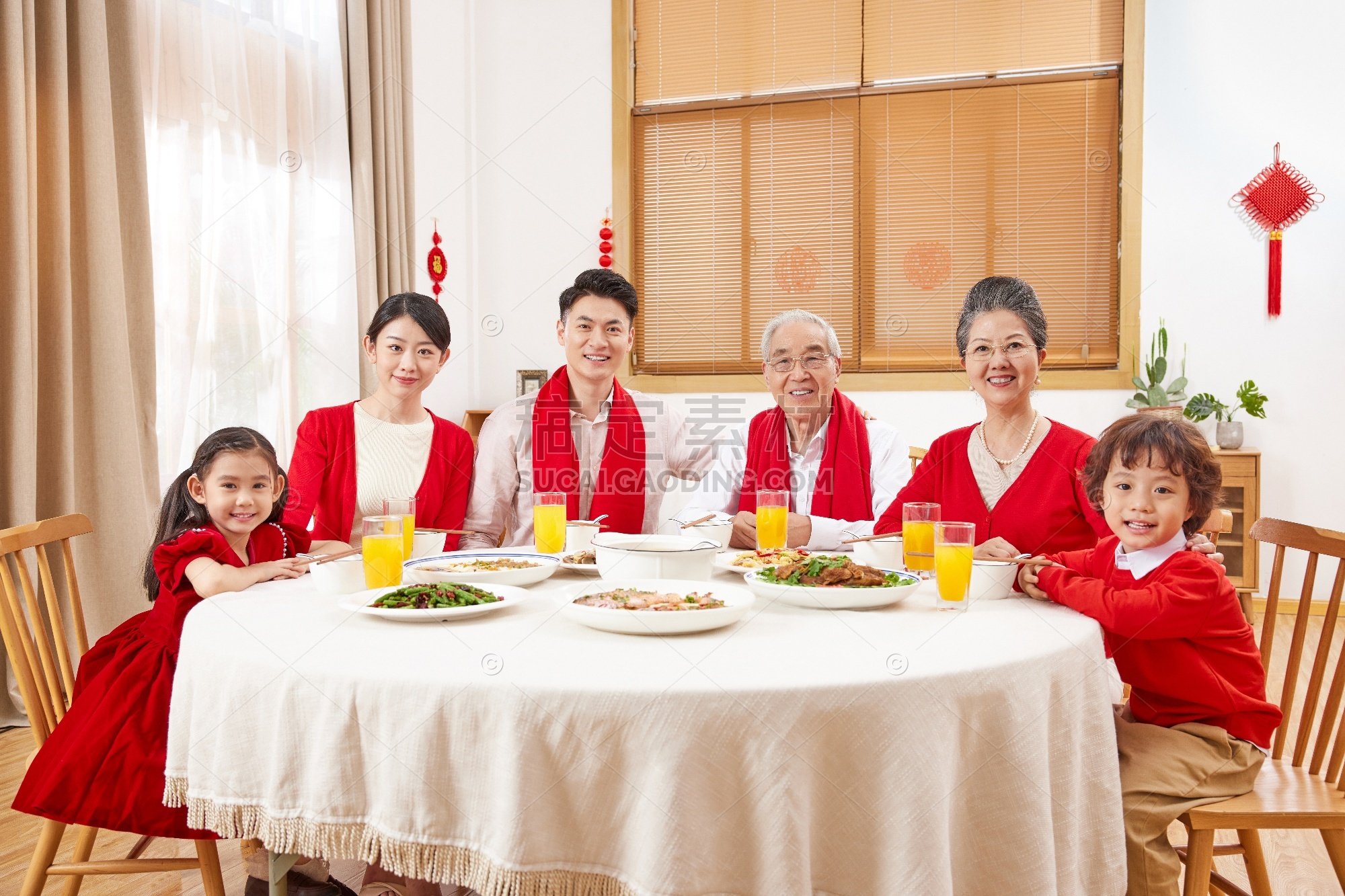 人物系列写实全家人一起吃团圆饭迎新年