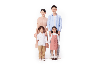 小孩站在父母前面的全家福