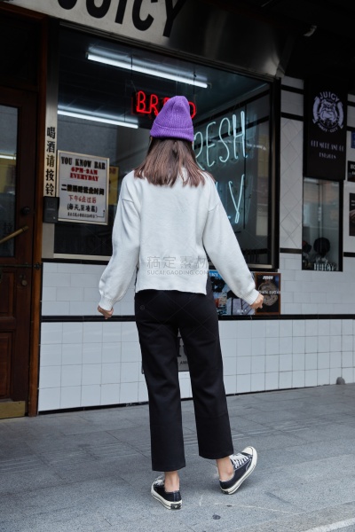 服饰系列实景白色紫色毛线帽穿搭展示