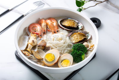 美食系列写实中式家常什锦海鲜面
