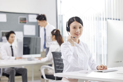人物系列写实坐在电脑前戴着耳机面带笑容的女性客服