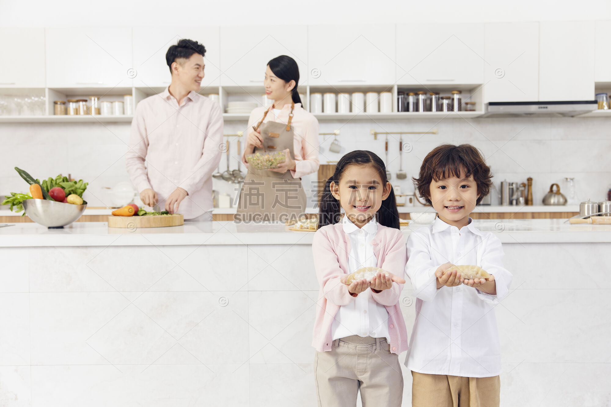 父母包饺子小孩双手捧着饺子