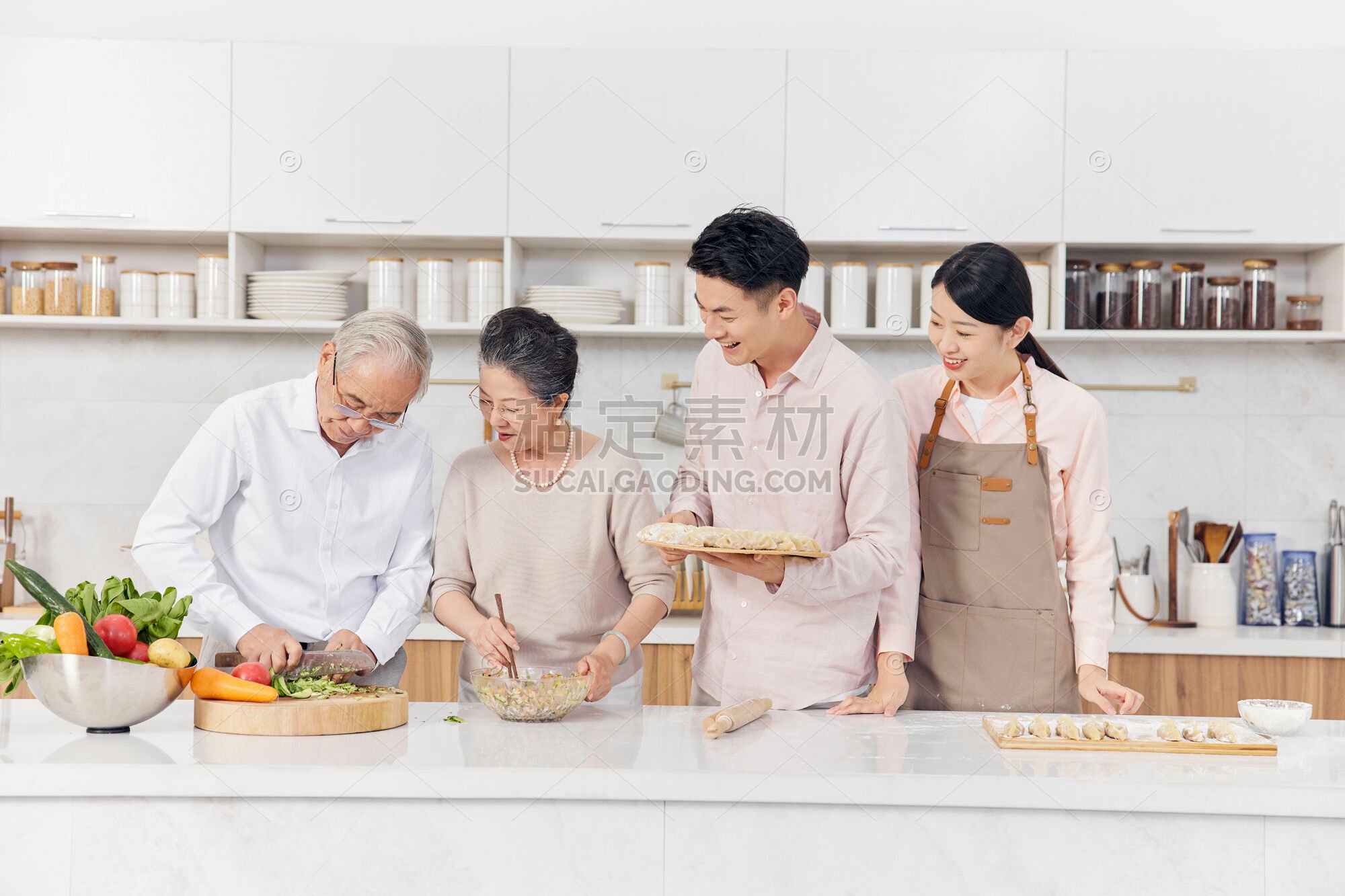 人物系列写实厨房一家人一块包饺子