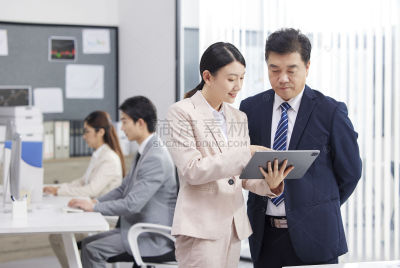 人物系列写实办公室的工作环境和工作分配