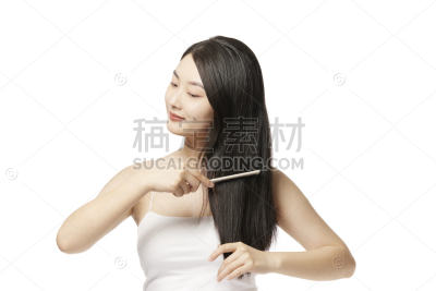 美妆系列写实在梳头发的美妆模特正面半身照