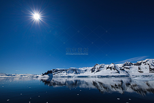 阳光照射在冰川和水面上的景象