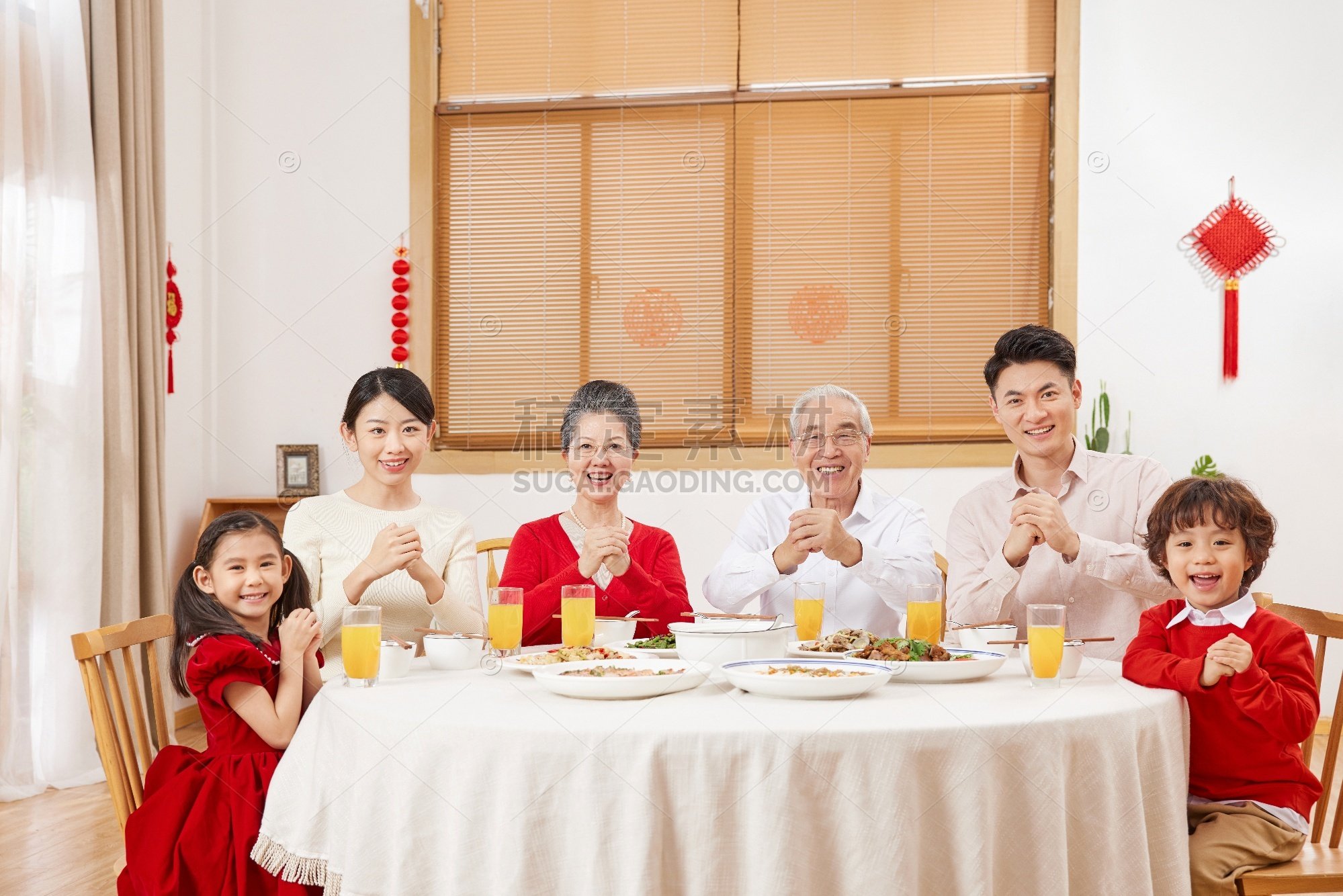 全家人一起吃团圆饭时举杯迎新年