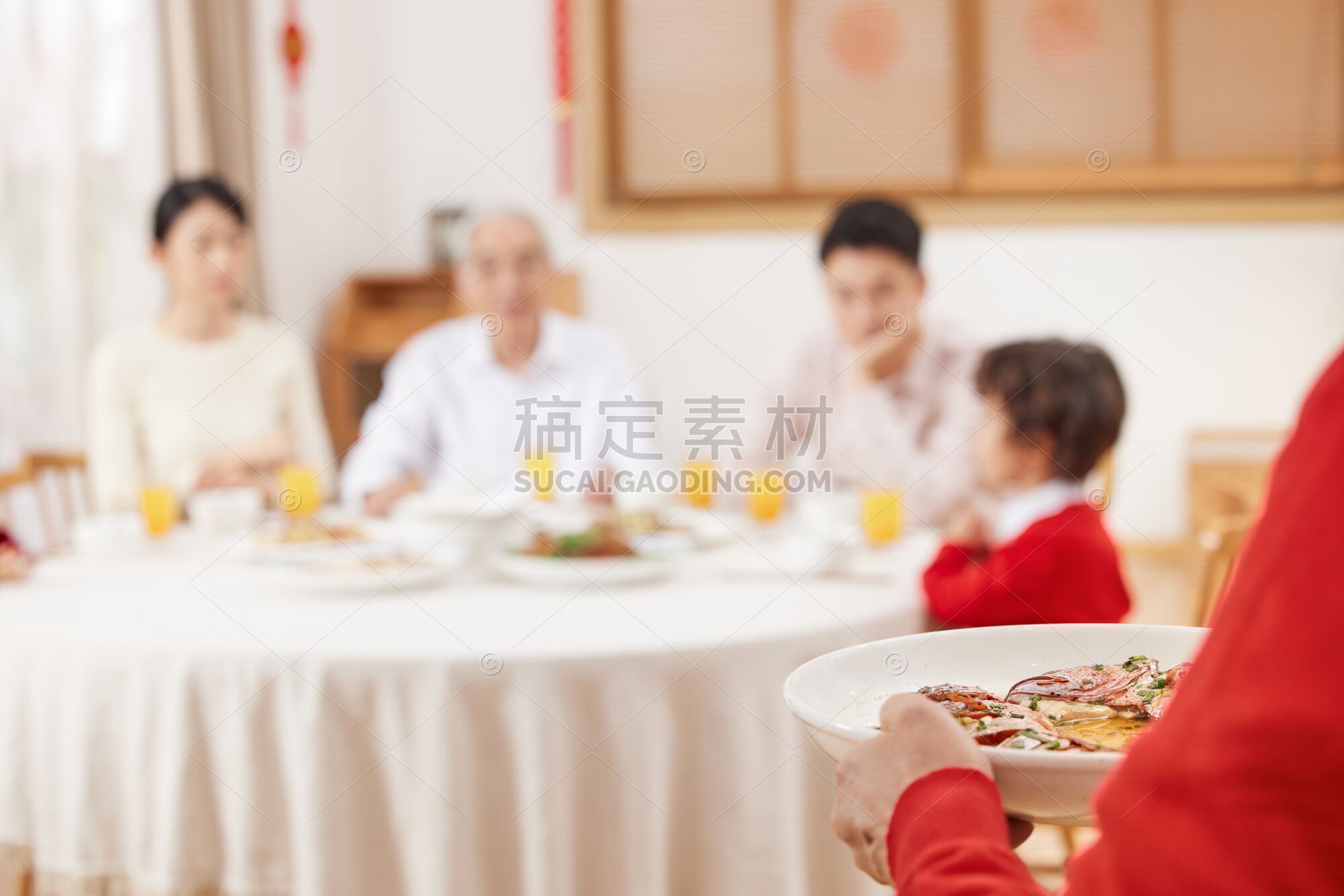 人物系列写实春节团聚一家人吃饭