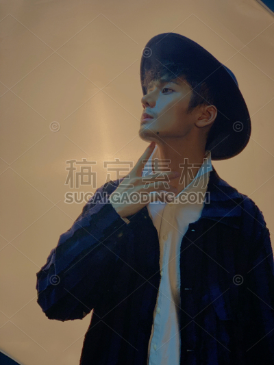 穿着时尚用手摸脖子的网红模特