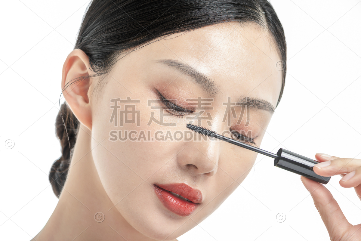 美妆系列写实美妆模特使用睫毛膏时的脸部特写