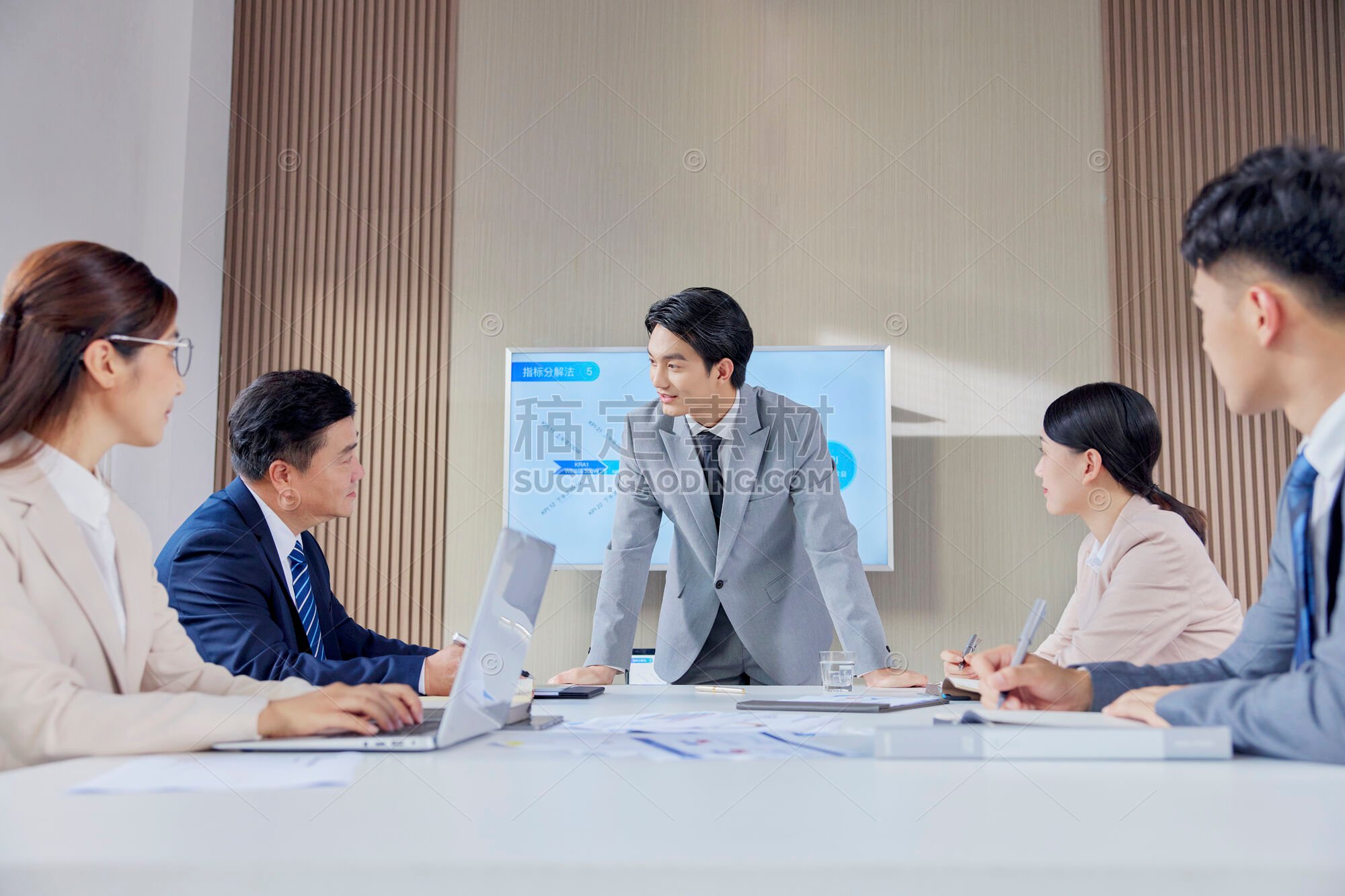 人物系列写实商务人士开会时的场景