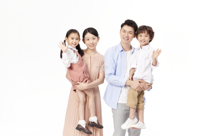 人物系列写实父母抱着小孩站着