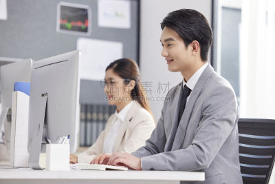 人物系列写实坐在办公室的电脑前办公的商务人士