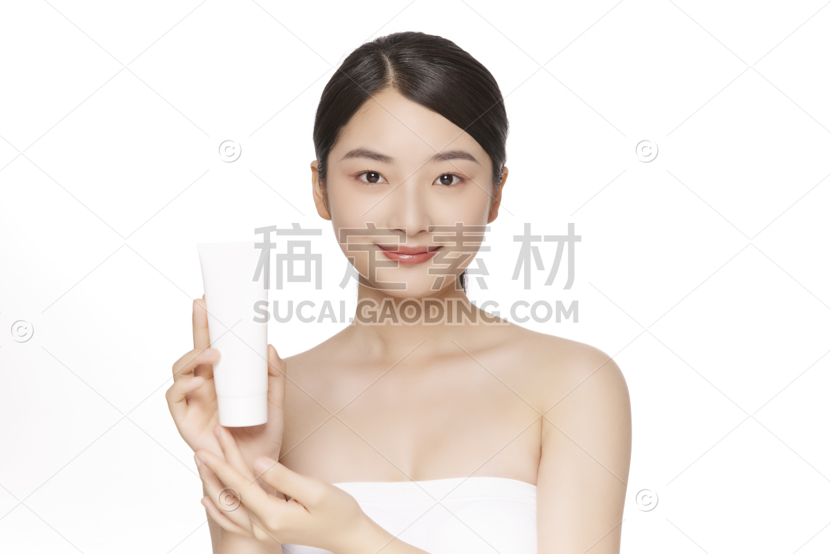 美妆系列写实拿着洗面奶展示的美妆模特