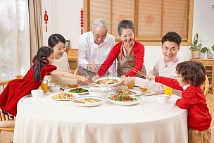 春节时一家人一起吃团圆饭