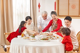 春节时全家一起吃团圆饭