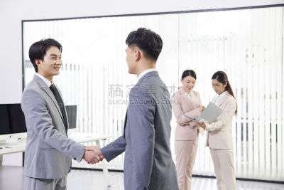 人物系列写实办公室里合作对象间的握手