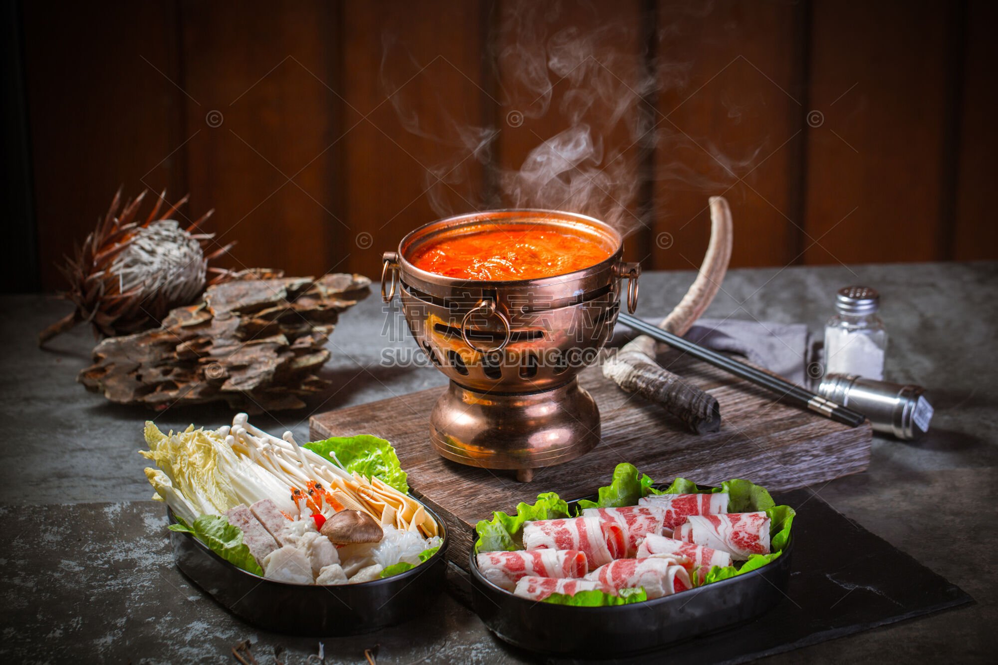 多样火锅食材红油汤底