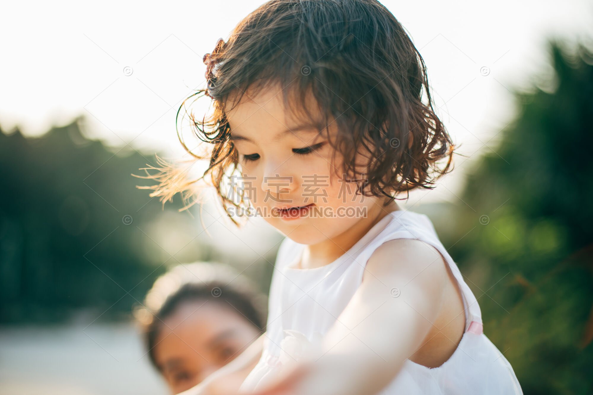 人物系列室外穿着白色连衣裙的小女孩