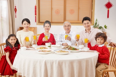 人物系列写实全家人一起吃团圆饭时举杯迎新年
