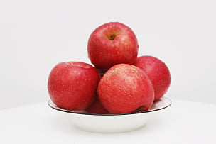 盘子中摆放红彤彤红富士苹果